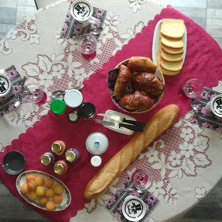 לינה וארוחת בוקר Domaine De Cyrce La Celle (Auvergne)